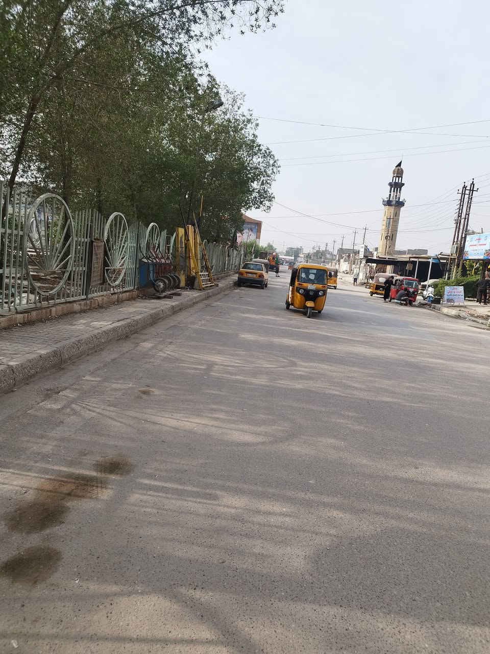 بيت مساحته 120 متر باسمي على شارعين شارع الرئاسه الرئيسي قريب الشارع العام قريب على الجامع الامام علي ع كهرباء خطين مولد بصفه كهرباء ابد ما تنطفي ماي ابي ثلاث خطوط البيت يحتوي عله استقبال وصاله وغرفه وملحقاته ولقاط الثاني يحتوي عله غرفتين وملحقاته  واجهه 6ونزال20للتصال ***********
