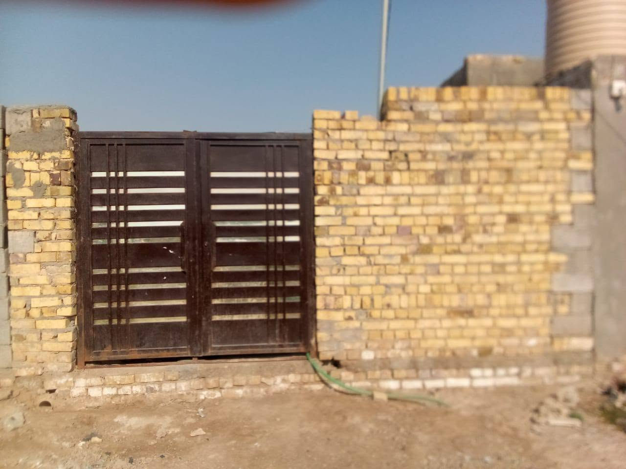 بيت للبيع المساحه 100 متر مبني بي صاله وغرفه فقط قرب جامعه سومر يم علوه الحلال عبور الشارع العام اني مكلف بالنشر هذا رقم صاحب البيت ***********
