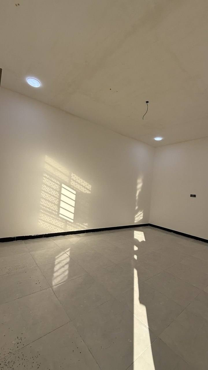 سلام عليكم توفر بيت الجزيره الفيروزيه
مساحه البيت 200متر يتكون البيت من. كراج وحديقه وستقبال ومطبخ  وصاله  وغرفه عدد 3 ثنين جوه وحده طابق ثاني وصحيات داخليه وخارجيه جنس العقار طابو صرف زراعي بسم عراقي 
سعر 93 وبي مجال 🤍
للاستفسار ***********
