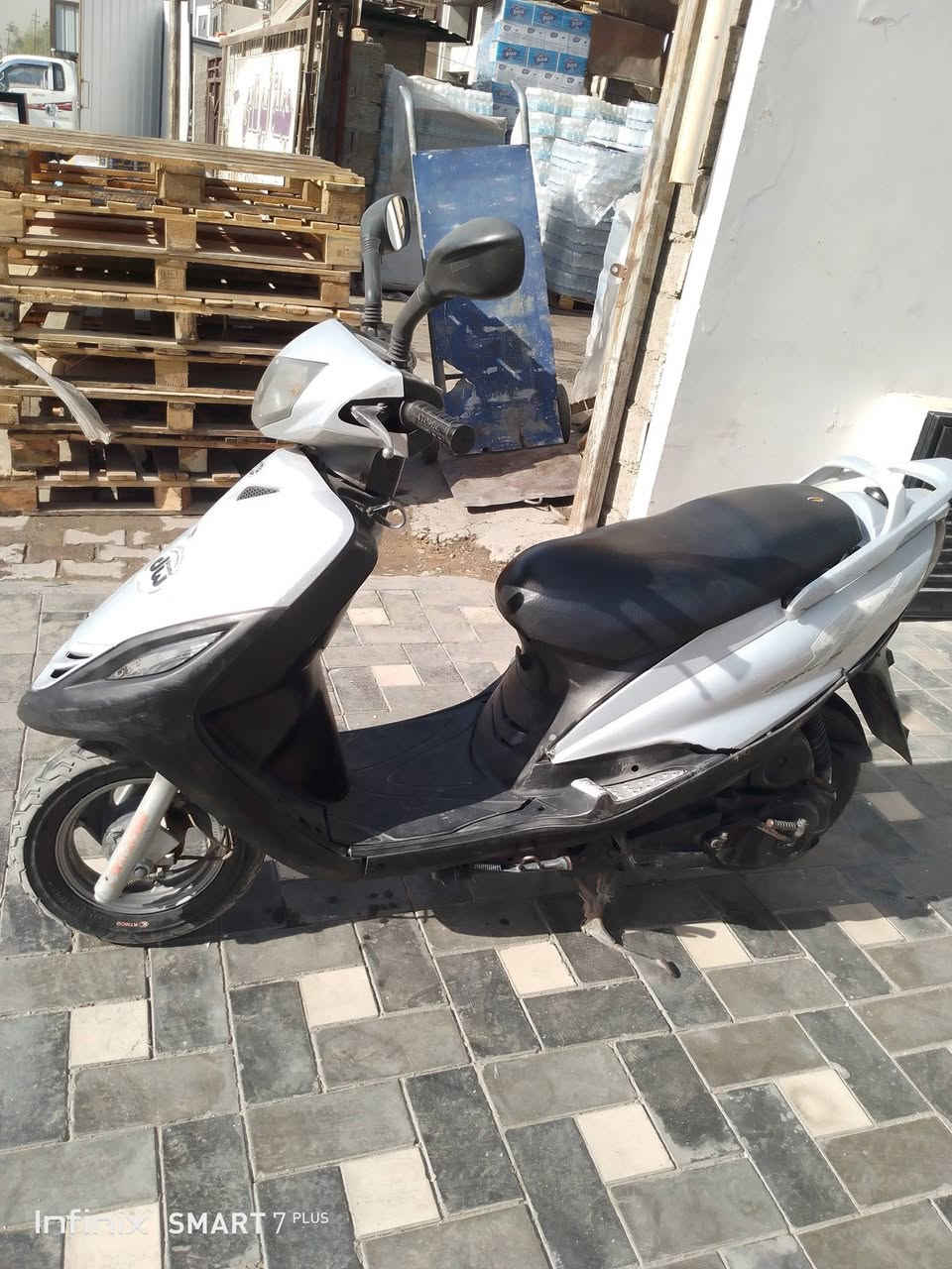 سلام عليكم حبايبي دراجه ماكس 140للبيع دراجه نضيفه مثل ماوضح بصوره مكينه نضيفه برغي مامفتوح بيه اخذه ال اي فيتر يعجبك شغاله سلف وهندر نقصه بس ابريك المامي وتاير الامامي تعبان السعر 400 الف وبيه مجال العنوان بغداد الحريه للستفسار ع الرقم *********** ومستعجل ع بيعته
