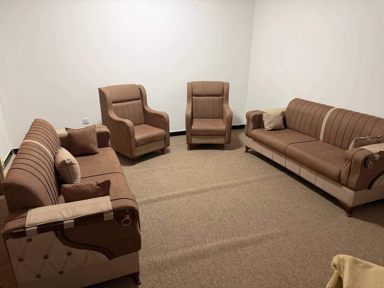 السلام عليكم
للبيع …للبيع
تخمين قنفات 
الاسود 350000
البيجي 400000
مبردات كبار 
نظاف كلش و شغالات 
سعر الوحده 850000 
للاتصال ‭0783 330 0077‬
