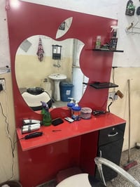 ميز حلاقه كلش نضيف للبيع   07723483377