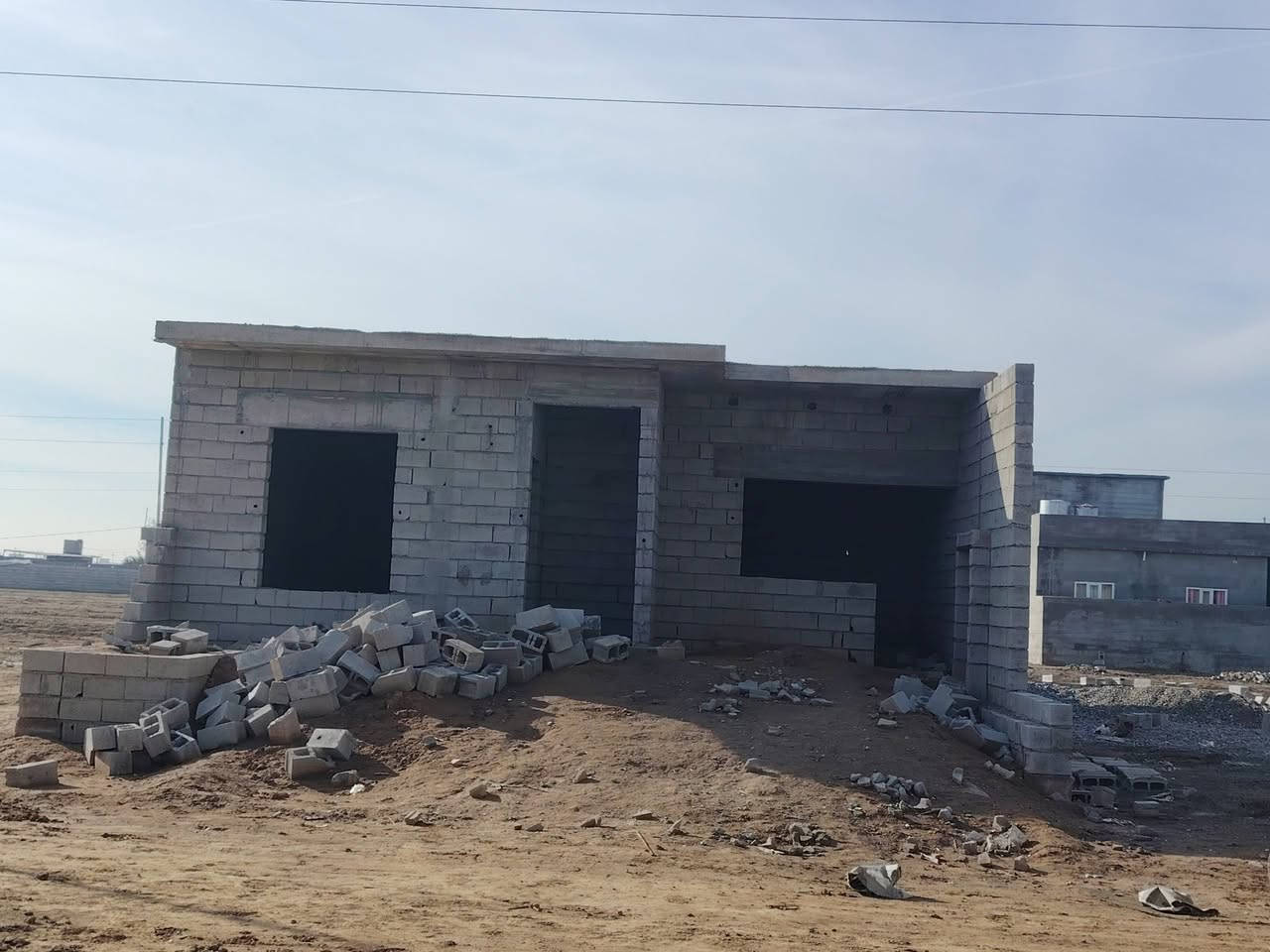 للبيع هيكل ركن  مساحه القطعه 200 مكون من غرفتين+صاله+صحيات داخليه+مطبخ+ربعه+صحيات خارجيه واصل ماء وكهرباء السعر 23 رقم الهاتف ***********
