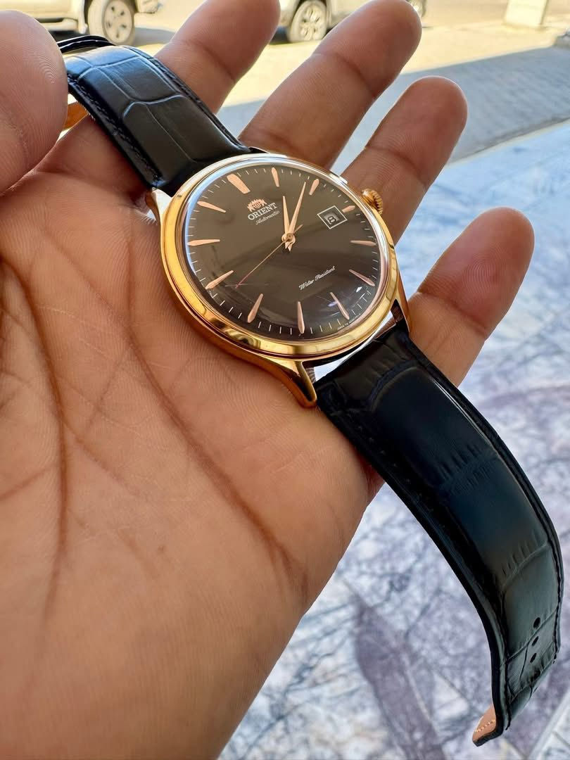 #مستعمل

#سعر 175.000
#مراوس_حسب_الرغبة

المواصفاة….

أورينت – ORIENT

رقم الموديل ACOO-001-0

* الحالة : ممتازة جداً 

* أورجينال بالكامل

حركة أوتوماتيكية: تعمل بالطاقة الحركية مع إمكانية التعبئة اليدوية وتوقف عقرب الثواني عند الضبط.

• مينة بني هادئ

• نافذة عرض التاريخ عند الساعة 3

• قطر الهيكل 42 ملم 

• هيكل من الستانلس ستيل

• زجاج منحنٍ معدني مقوّى

• سوار جلدي اسود بعرض 22 ملم

• قفل دبوس تقليدي

• مقاومة للماء حتى عمق 30 متر

•#ملاحظة السير مستبدل بجلد طبيعي اسود كون السير الاصلي القديم متهالك ولكن موجود

•#ملاحظة خدوش خفيفه في الجامه غير واضحه للناظر

«»الساعه بلاديه بالكامل

«»بدون مرفقات..بدون علبه

«»توصيل لجميع المحافظات

«»تواصل خاص او ***********⁩⁩⁩

