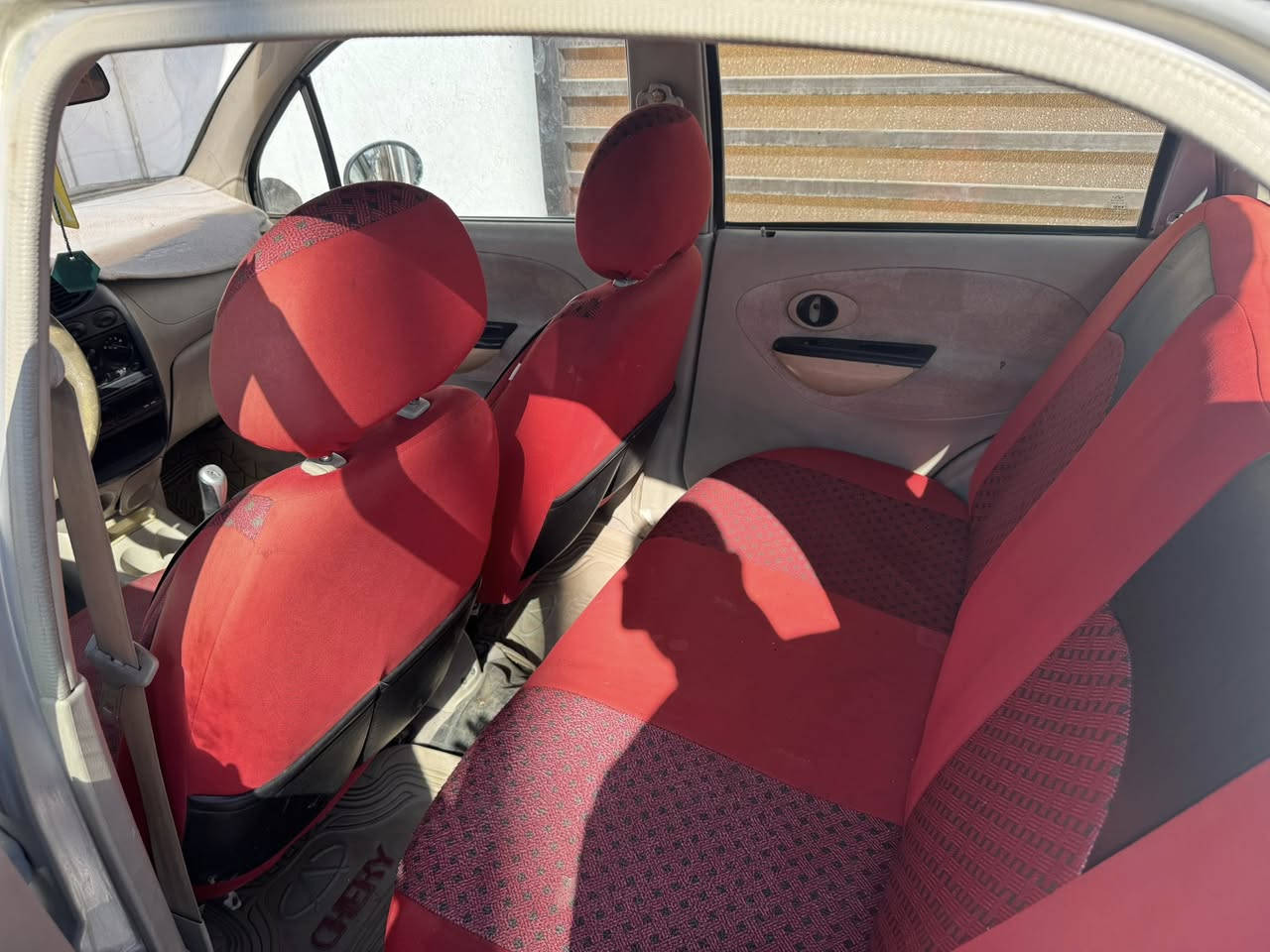 سلام عليكم
كيو كيو ٢٠١٢  سلفر 
السياره خير من الله مكينه وكير وتبريد وتدفئه وكل كهرباىيات شغاله بدون نقص ابد وبدون خياسات رقم بغداد مميز مكان سنويه ورقم جديد 
بيها طخه خفيفه باب السائق فقط 
السياره كوت 
***********
معروضه ٢٩ وبيها مجال للشراي
