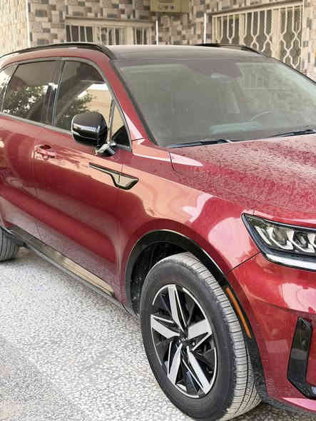 السلام عليكم للبيع كيا سورنتو 2023 وارد امريكي حادث كلش بصيط بدون قطره صبغ السياره فول مواصفات وحلوه وجديده واستخدام بسيط بيها دعاميه خلفيه صبع وبارد كلش بسيط بل جنطه الباقي كفاله ماشيه السياره 55 الف كيلو متر مو مايل سعر السياره 235 وبيها مجال بسيط 
استفسار ***********
***********
