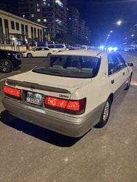 TOYOTA CROWN مەلیکە ڕەقەم سلێمانی   مۆدێل ٢٠٠٢  ٤ دوگمە  ئاوێنە کارەبا...