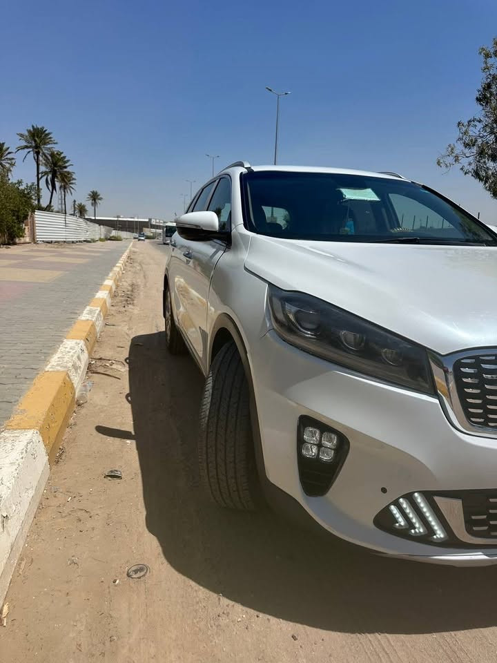 قبل لا تخابرني اقره المنشور عدل
المواصفات 
فول مواصفات عدا البنراما 

مكينة 6 سلندر 
تبريد 3 قطع 
‏7 راكب 
كشنات كهرباء 
جنطه شفط 
بصمة ابواب + بصمة تشغيل 
ترحيب عند الأقتراب 
بردات خلفيه 
حساسات أماميه وخلفيه 
سياره كلش حلوه ما ناقصها شي ابد ابد ابد 
 بيها ضربه صفحه بدون شواصي ولا لغود 
كير مكينه تبريد تايرات كله مكفوله 
السياره مصبوغه فقط مكان الضربه 
والباقي كلير توحيد لون 
ابيع صبغ عام وبسعر ال15
اقره المنشور عدل 
رقم ميسان بأسمي تحويل ثاني يوم 
سنوية 31
***********
وبي واتساب
