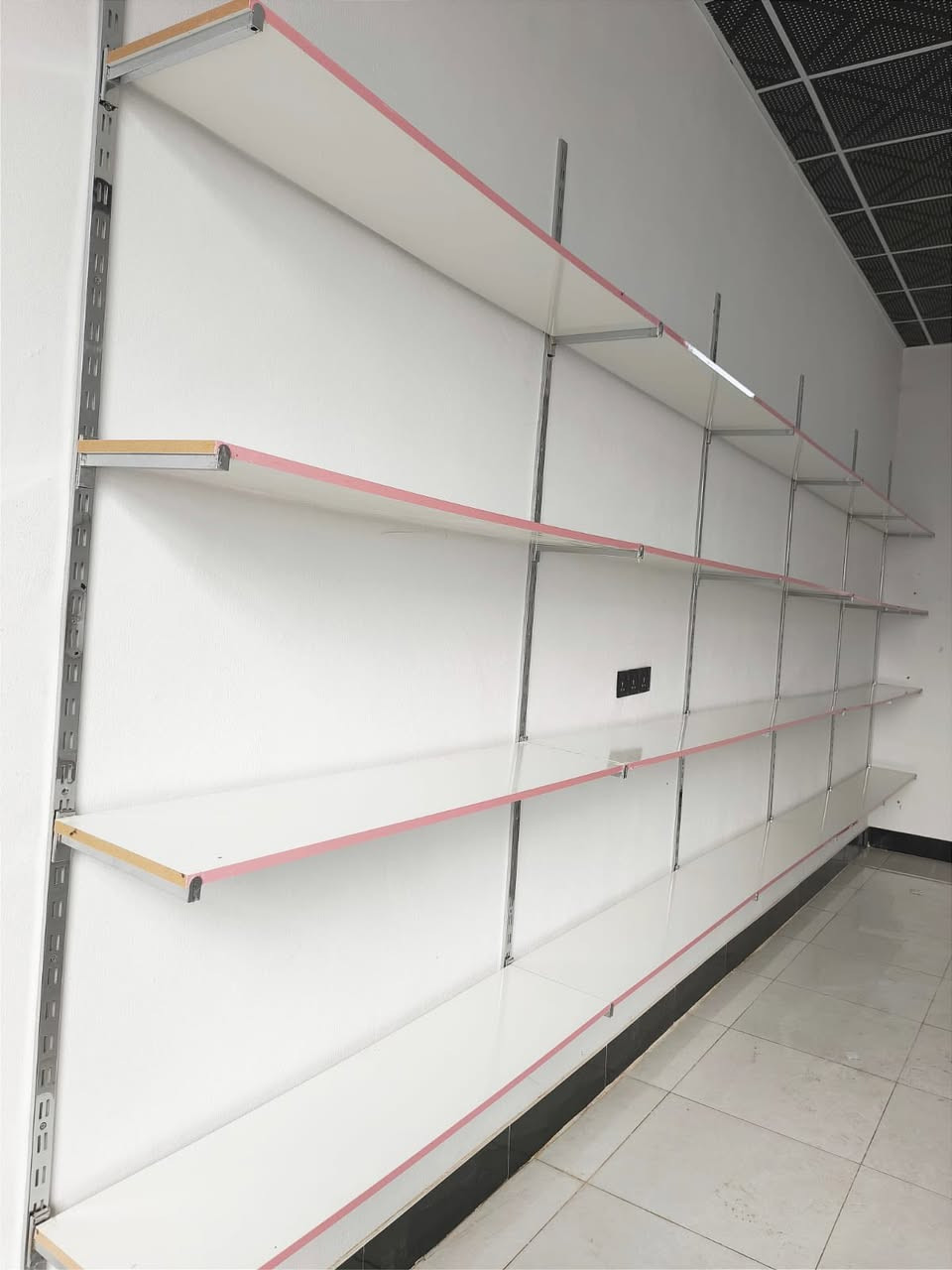 مكلف بالنشر
رفوف خشبيه درجه اولى مع الاطار 
+ سكك حديد جداريه + جناكيل 
شغلهن جديد كلفني ويه شغلهن ٥٠٠ 
نهايتهن ٤٠٠ للشراي فقط 
للاتصال : ***********
