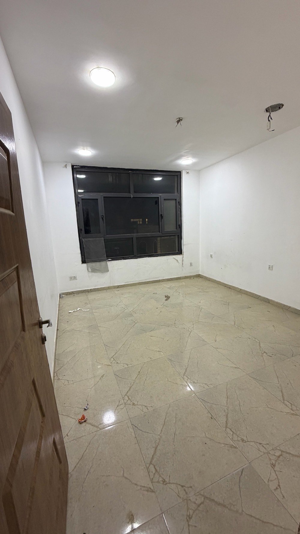 بـيـت للإيـجـار  ( ثلاث طوابق ) ( نضيف جداً )
______________________________________
📍 السيديه - الضباط 
(يصلح سكني او تجاري او صالون او مكتب محاماة ..الخ ) 

🔷مساحه 50m
🔷 ثلاث غرف نوم ( سويت ) 
🔷بدون صاله 
🔷مطبخ 
🔷خدمات صحيه بكل طابق 
🔷 السعر : 850 الف 
——————————————————
للاستفسار اكثر : ***********