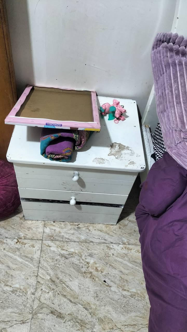 غرفة نوم ميز مراية..
وكومدي عدد 2
وسرير 
مستعملة العنوان الزبير
*********** واتساب 
السعر 75 فقط ..... @

