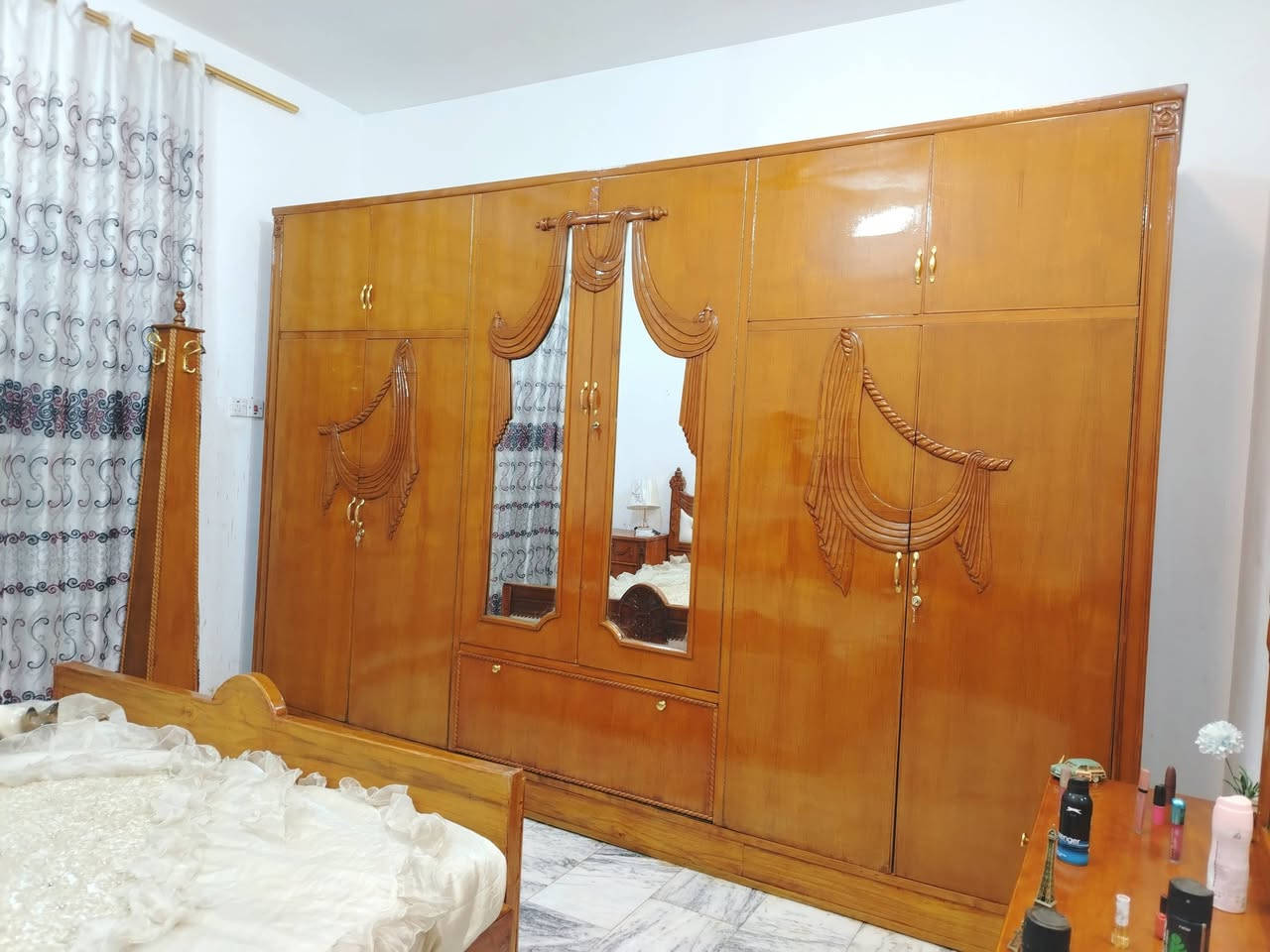 غرفة نوم زان تسكام صاج داخل وخارج شغل ثقيل ضهر جرجوبه خمسه ملم استعمال قليل مابيها اي ضرر تكمه مكفوله من الشخط العنوان حلة حي الجزائر ***********.    ***********
