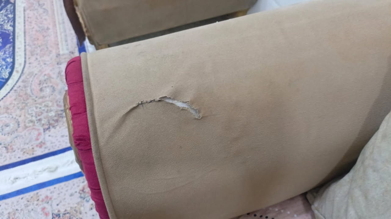 تخم ١٠ مقاعد نضافة ٨٠ بالمية ضرر بسيط رجل وحدة مكسورة وهذة الشك الصغير البين بالصورة السعر ٤٠٠ وبي مجال المكان بغداد الشعلة للتواصل خاص او عل الرقم بي واتساب ***********
