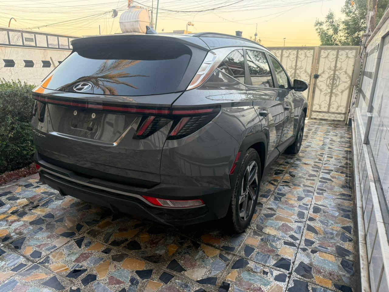 توسان موديل 24
لون سمنتي 
ماشيه 19 الف 
داخل ابيض 
فتحه 
اشاير بالمري 
رادارات امامي خلفي 
صبغ بنيد 
او صبغ مقدمه القماره والباقي اكلير 
صبغ بالتكم 
صور الحادث 
والسونر بالمنشور 
كل التفاصيل كدامك 
السياره بسمي 
السياره بدون رقم ترقيمه نفس اليوم تترقم 
عنواني بغداد الجديده الامين الثانيه قرب القناة
عارضه 162بدون رقم او بيه مجال حك الجيه 
الاتصال ***********
