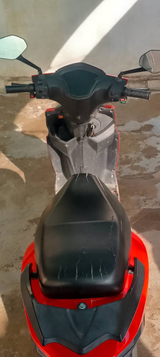 📍 دراجة شحن كهربائية – شكل سكنس (للبيع)
🔹 المحرك: 1000 واط – قياس 10 بوصات
🔹 البطارية: 60V 20Ah
  (5 بطاريات × 12V 20Ah)
🔹 مدة الشحن: من 6 إلى 8 ساعات
🔹 المدى: 50–60 كم لكل شحنة
🔹 السرعة القصوى: 50 كم/ساعة
🔹 الشاحن: مرفق مع الدراجة
✨ المواصفات الإضافية:
✔ إضاءة LED
✔ شاشة LED ذكية
✔ منفذ USB لشحن الهاتف
الدراجه كدام عينكم نضيفه بس الدرع بيه بعض الضربات لا اكثر 
💰 السعر: خاص
📍العنوان : الموصل 
📞 للتواصل:
***********
(اتصال أو واتساب متوفر)
