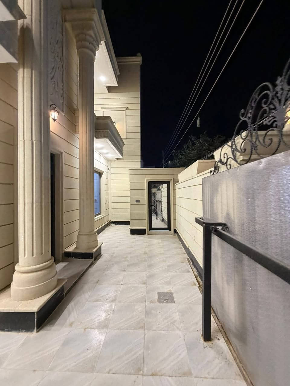 دار للبيع فخم في تكريت الديوم منطقة التوحيد المرغوب على شارع 15 متر بظهر شارع 60 ونافذ على شارع 30 مساحة الدار 200 متر واجه 10 نزال 20 يحتوي على 4 غرف نوم وصاله واستقبال وصحيات بالطابقين ومناور داخليه مواصفات الدار فول نظام غاز وكامرات ودكتات داخليه واجهة الدار حجر حلان 
للأستفسار ***********
