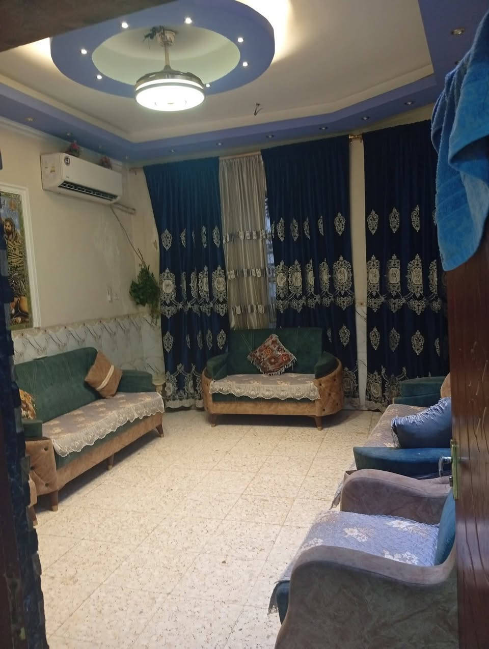 سلام عليكم بيت مساحه 150 متكون من 3 غرف وصاله واستقبال وحمام جوه وحمام فوك بيت بناء حديث المكان الزعفرانية الأربع شوارع شارع محمد البياتي ***********
