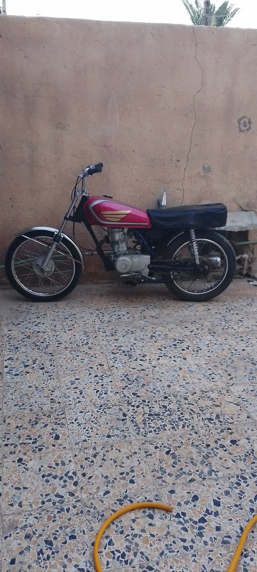 دراجة اوراق للبيع وكيل محلات سادة محرك بس صوت عصافير ،سعر 400 قفل ( لا تعبك ولا تعبني ) مكان العمارة رقم ،***********
