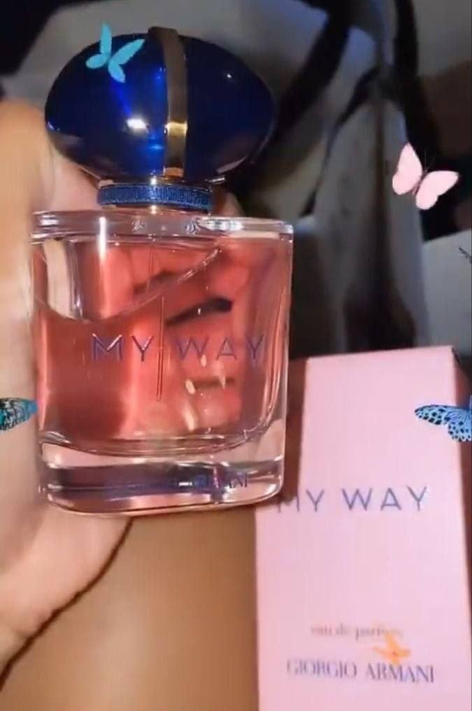 عطر ماي واي  MY WAY
عطر نسائي مثير هادئ🌸
ماي واي عطر الاثارة النسائي 
الهادئ من اصدارات بيت الأزياء والعطور الإيطالي الشهير جورجيو ارماني Giorgio Armani.💖🌸
زهري مثير للنساء من العائلة العطرية فلورا My Way عطر . تم اطلاق العطر حديثا😍❤️
🌸 باقة عطرية استثنائية فواحة تشذو بعبير الياسمين يمزج هذا العطر النسائي المضيء بين الروائح الزهرية والحمضيات والخشبية والبودرية لجوهر رقيق ورومانسي يجعله المميز من بين مجموعاتك المفضلة في الطقس الدافئ 🌸🌸
المكونات العليا من زهر البرتقال والبرغموت تضفي كثافة متلألئة منذ البداية ، مما يخلق جوا مهيبًا . ومما يزيد من إبراز هذه المكونات هو الياسمين الهندي ومسك الروم في قلب العطر ، والتي تتحد لتشكل باقة أنثوية مبهرة أخيرًا ، تشتمل اللمسات الأخيرة على المسك الأبيض وأرز فيرجينيا وفانيليا مدغشقر في القاعدة ، مما يجذب أي شخص قريب بديناميكيتها الحسية الناعمة 
الحجم ١٠٠ ملم


**إذا كنت صاحب هذا الإعلان وتريد حذفه لأي سبب، رجاءا أرسل رسالة إلى الدعم الفني**