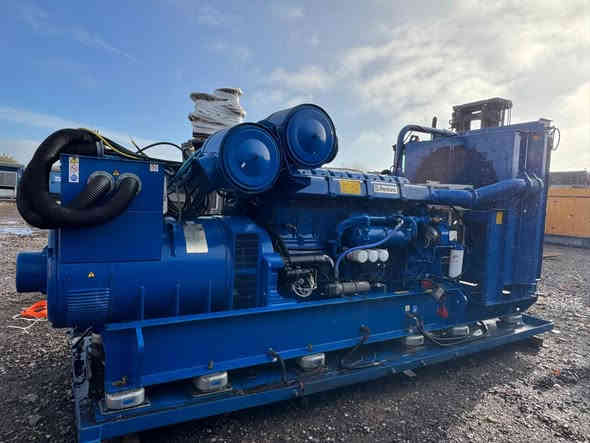 Perkins diesel generator 
Model: P1000/ 4008
YOM/ : 1998
Lowe hours
اتصال ***********واتس
