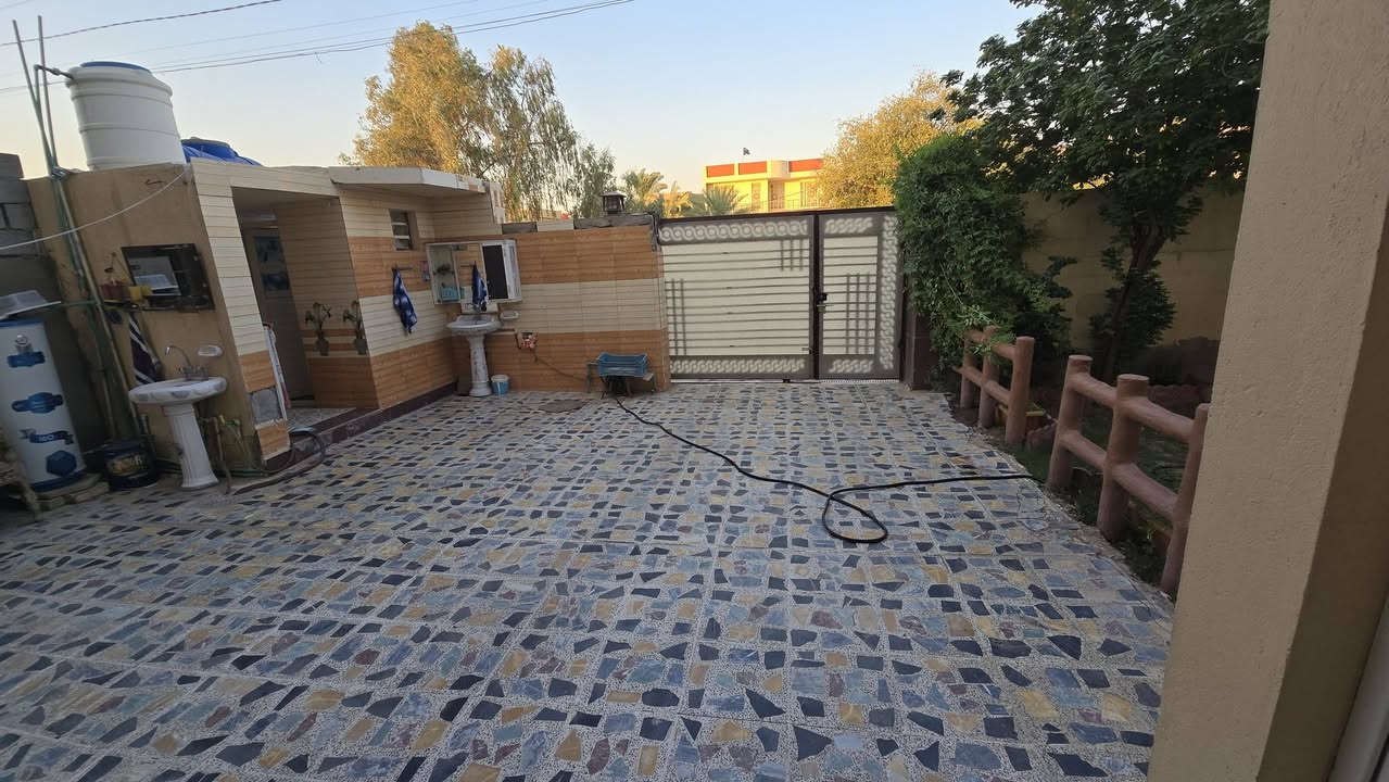 🏡 دار للبيع

📍 الموقع: حي الربيع، قرب جامع مسلم بن عقيل.

🔹 المساحة: 216 متر🔹 بناء حديث وتشطيب ممتاز.🔹 أرضية مرمر درجة أولى مع سيراميك حزام.

✨ مميزات الدار:✔️ كاونتر مفصل حديث.✔️ تخم استقبال كامل ويباع مع الدار.✔️ 5 سبالت ضمن البيع:

سبلتان للغرف في الطابق العلوي.

سبلت للاستقبال.

سبلت للصالة.

سبلت لغرفة النوم.

🏠 يحتوي البيت على:✔️ مطبخ.✔️ صالة.✔️ استقبال.✔️ غرفة نوم في الطابق الأرضي.✔️ غرفتي نوم في الطابق الثاني.✔️ حمام داخلي.✔️ حمام وخدمات صحية خارجية.

🏡 بيت متكامل وجاهز للسكن مباشرة، ويباع مع جميع المذكورات أعلاه، ولا يحتاج لأي إضافات.

📞 للاستفسار والتواصل:**********************
