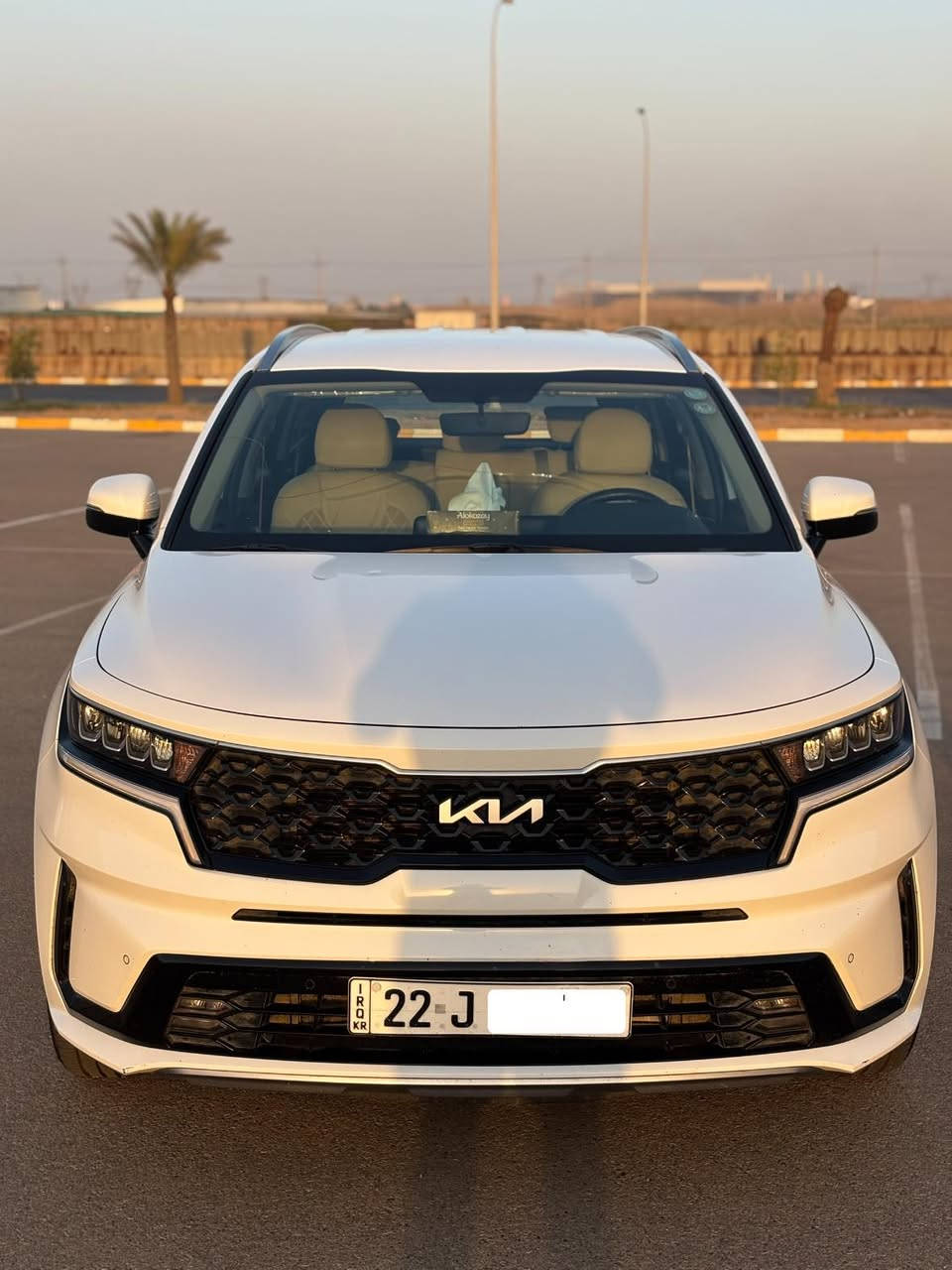 للبيع كيا سورينتو 2022 وارد خليجي
🚗 المواصفات:

* كيا سورينتو موديل 2022
* محرك 2.5 لتر (4 سلندر)
* دفع أمامي (FWD)
* لون أبيض
* وارد خليجي
* عداد 85,000 كم
* فول مواصفات (بدون سقف بانوراما)
* تشغيل بصمة وستارت
* شاشة معلومات وترفيه كبيرة
* Apple CarPlay و Android Auto
* كاميرا خلفية وحساسات
* مثبت سرعة
* مقاعد جلد
* تحكم كامل من المقود
* إنارة LED
* جنوط ألمنيوم
* مكيف أمامي وخلفي
* 7 مقاعد

*السيارة رقم أربيل تريد تحويل تريد وكاله ماكو مشكلة

*ملاحظات السيارة:قبق الصندوك مفتوح  وبيها بارد بباب الراكب معدل موضح بالصوره وباقي السيارة كلها بحالة الوكاله تخم تاير جديد والسيارة نظيفه وعلى آخر حبايه 

✅ السيارة بحالة ممتازة والاستعمال شخصي.
✅ جميع الصيانات الدورية مجراة بانتظام.
✅ جاهزة للفحص للجادين.

📍:موقع السيارة بغداد/بسماية

📞 للتواصل: (***********)
💰 السعر: (240$)بيها مجال

