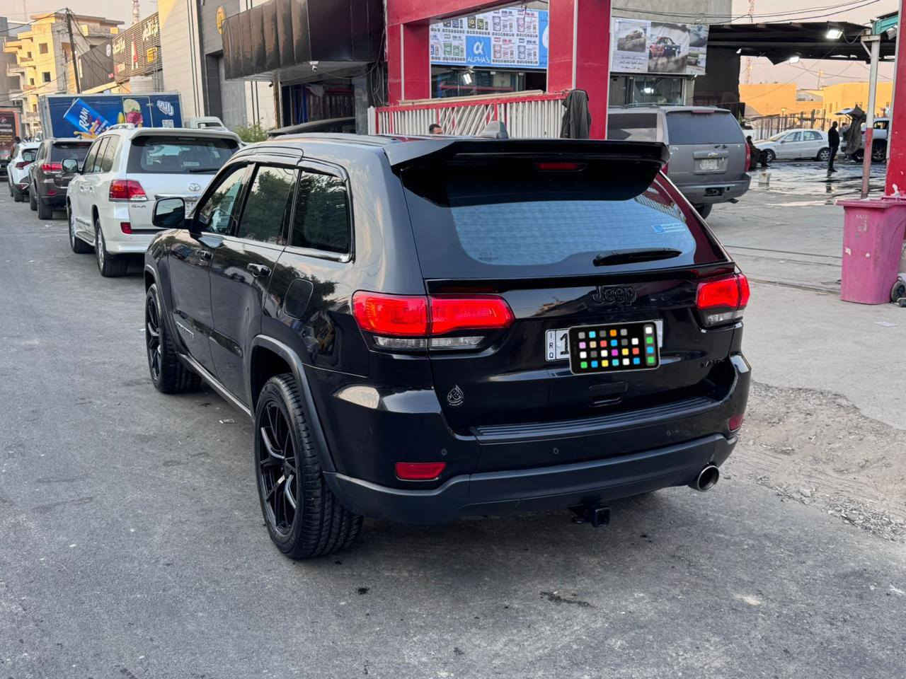 للبيع سياره جيب لاريدو 2018 وارد امريكي فول عدا الفتحه بيها صبغ جاملغ وربع البنيد بدون دواخل السعر 210 وبيها مجال ***********
