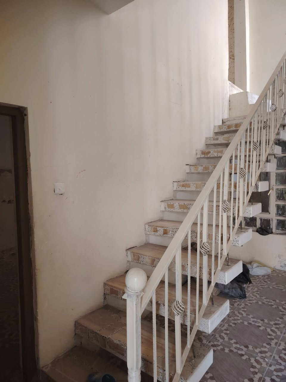 بيت ١٠٠م ركن واجهه ١٠م طابقين يحتاج ترتيب واجهه البيت وترتيب داخلي بسيط ٣غرف نوم صالتين ٢حمام صحيات طارمه مطبخ كبير حي الأمين شارع الحر خلف مجمع همسه للإلكترونيات شارع عرض ٨متر خدمات مجاري للباب طابو زراعي سند ٢٥ إقرار محكمه من المالك مباشرة سعر ٦٥ قابل للتفاوض للاستفسار مكتب الأوس للعقار ابو سجاد*********** ابو وائل ***********
