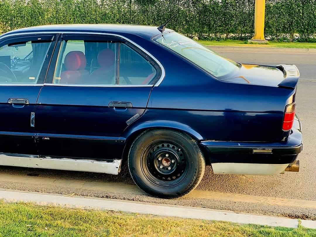 سلام عليكم BMW525اصل بليته وسنويه موديل 1993مسكر فانوس  كير اتو   فتحه شغاله سنتر  لوك شغال بيها منضومه صوت كزوز رياضي  سعر ٤٠وبيها مجال قليل  سنويه ٢٨. رقم الهاتف ***********مكان سياره النجف الاشرف واتساب موجود  مراوس هم ترهم بس مو bmw
