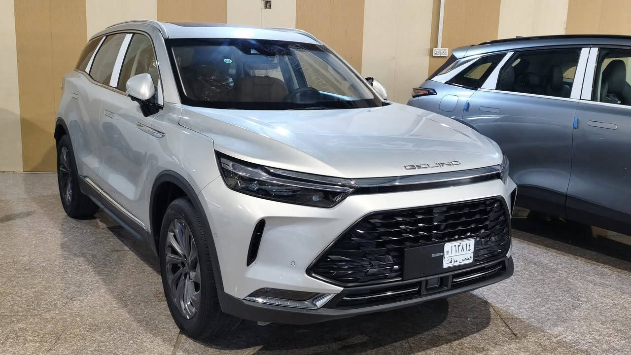 🏎️ أداء ياباني وألماني موثوق:
المحرك: 1.5 لتر تيربو من MITSUBISHI (قوة 185 حصان).

ناقل الحركة: 7 سرعات من شركة AISIN اليابانية.

نظام التعليق: من شركة BOSCH الألمانية لثبات لا يضاهى.

ضمان حقيقي: 6 سنوات على المحرك وناقل الحركة (القير).

🛡️ أمان ومتانة بتقنيات عالمية:

هيكل صلب بنسبة فولاذ 70% (بتقنيات Mercedes-Benz).

رادار تفاعلي، تحديد مسار، ومثبت سرعة ذكي.

نظام كاميرات 360° مع داش كام (تسجيل رحلات) مثبت مسبقاً.

تحذير النقاط العمياء، مانع انزلاق، وتنبيه تصادم.

👑 رفاهية الدرجة الأولى:

داخلية جلد فاخرة مع مقاعد بتهوية وتدفئة (وتدفئة للمقود).

كرسي سائق كهربائي مع ذاكرة لوضعيات القيادة.

إضاءة محيطية (Ambient Light) ساحرة + إضاءات ترحيبية.

صندوق خلفي كهربائي، وسايد بريك كهربائي مع Auto Hold.
***********
