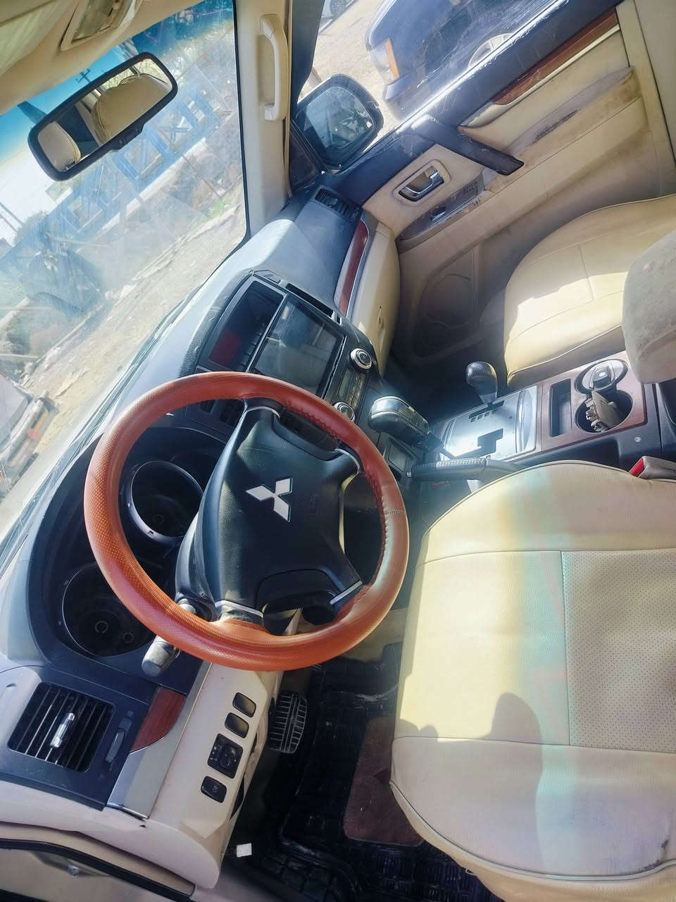 السلام عليكم من رخصه الأدمن باجيرو موديل 2008 رقم نكليزي سنويه ل 30  مكينه بلاد السيارة واكعه عليه سقفيه مصبوغه عام تخم تاير كهربائيات شغاله دواخل نضيفه 
مكان السيارة بابل الحمزه الغربي 
السعر 79 وبيه مجال 
موبايل ***********
***********
