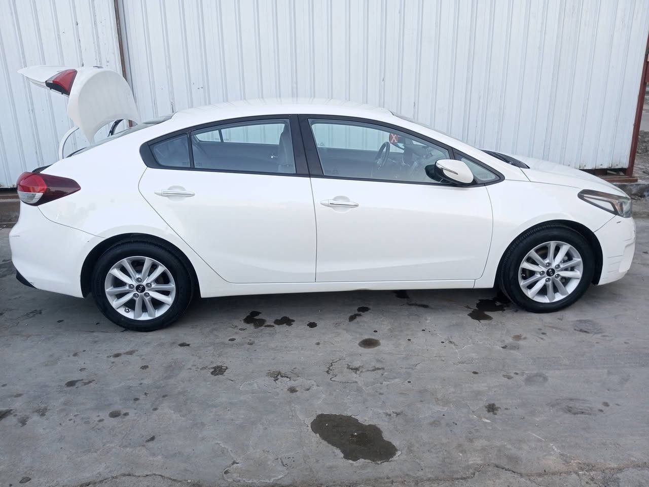 السلام عليكم
سيراتو خليجي 1600 رقم بغداد ماشية 

80 ألف سيارة بلادي ماعدى اللي مؤشر

بالاحمر . سيارة نضيفة كلش اللي ياخذهة 
موديل 18
يترحملي مكاني بغداد 
السعر 146
الهاتف ***********
