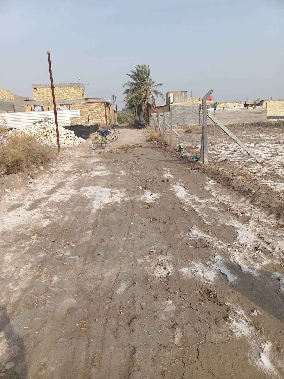 السلام عليكم قطعة أرض للبيع مساحه 200متر طابو زراعي سند 25 هور حجاب قريبه كلش على التبليط خدمات ماء كهرباء ***********
