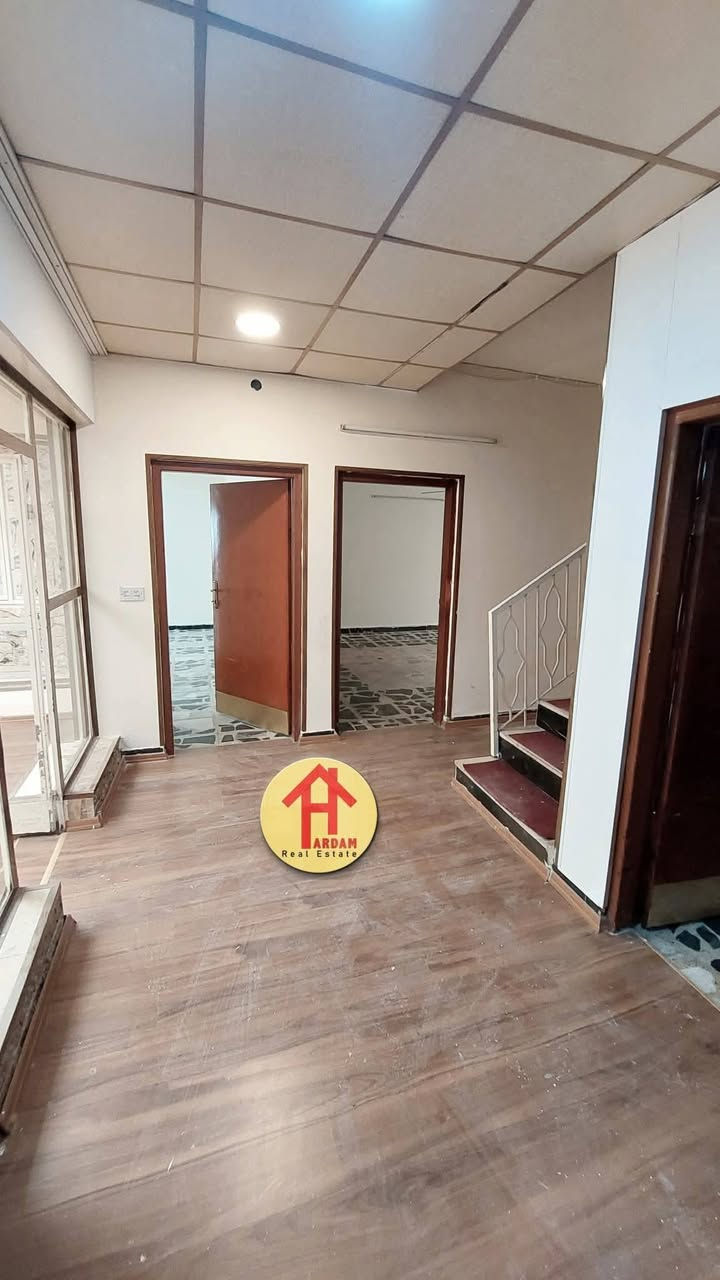 🏡خانوو بۆ کرێ لە گردی سەرچنار
✅ رووبەری  :— ٣٠٠ مەتر سەربەخۆ 

❇ ٢قات بۆ یەک مال 

✳ پێکھاتووە لە  :- حەوشە و حەدیقە ، گەراج دفن  ، مەدخەل میوان ، مەتبەخ و نانخواردن کراوە ،  هۆل  ، ٢ ژووری نووستن  ،
 موشتەمەلات
✅ قاتی دووەم  پێکھاتووە  لە  :— هۆڵێکی گەورە ،  
یەک ژووری نووستن ، موشتەمەلات
 
  🔶کەوانتەر و سپلیتی  تێدایە
 
 ✔لەسەر شەقامی ٢٠مەتر 

📌 بۆ زانیاری زیاتر و بینینی خانووەکە پەیوەندی بکەن بە
نوسینگەی هەردەم 

☎ ژمارەی مۆبایل  :- *********** - ***********

📍یاخود سەردانی نوسینگەی هەردەم بکەن ناونیشان 
گردی سەرچنار پشت شووقەکانی بەھاران شەقامی ٥٩ بەرامبەر مزگەوتی بیلالی حەبەشی
