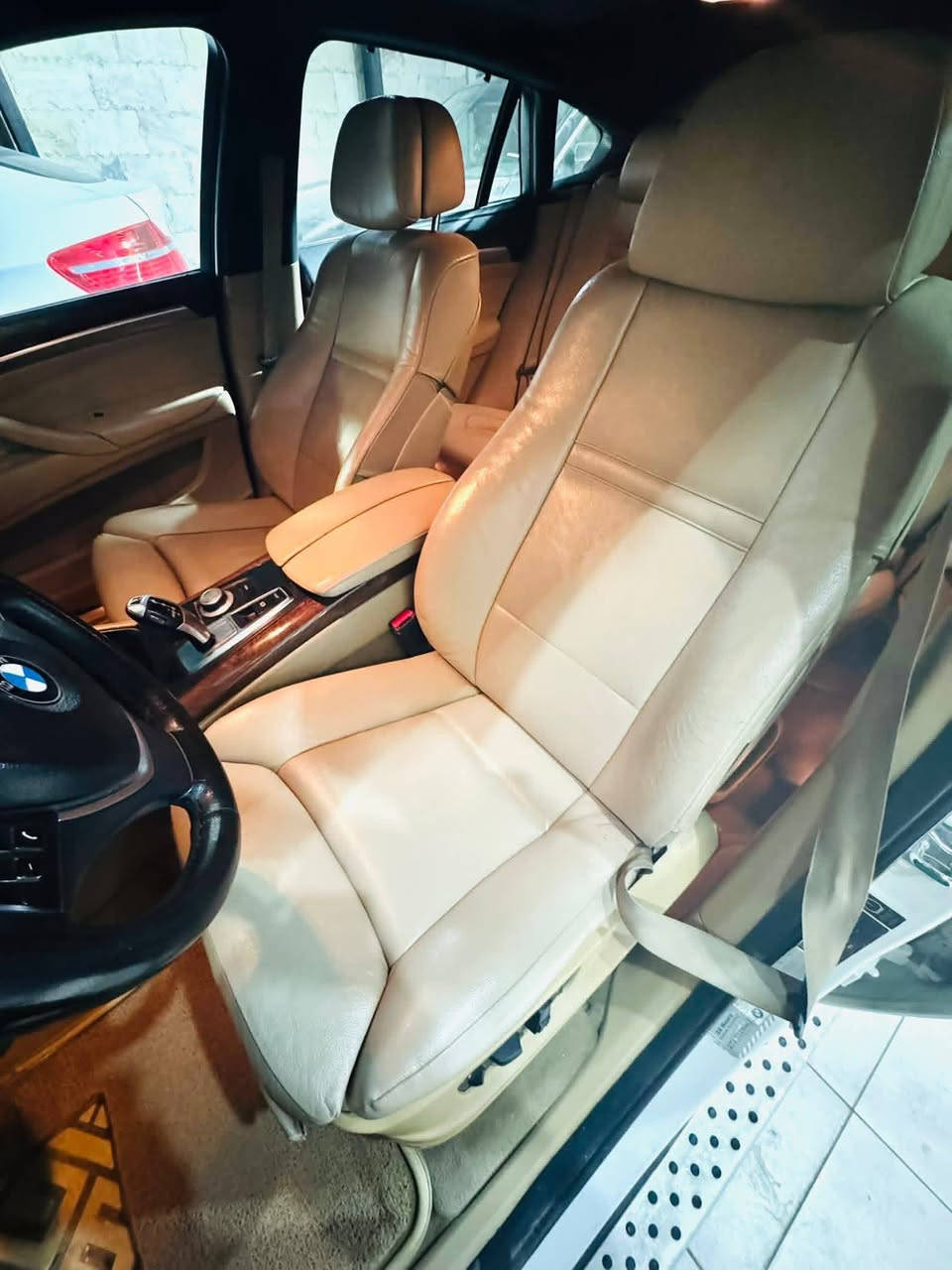 السلام عليكم
للبيع 
BMW X6 2010 35i
خليجية بدون حادث او صبغ او تبديل (بيها بارد قليل) 
بصمة تشغيل وبصمة ابواب + دخول ذكي
دفع رباعي
داخل جلد بيج نظيف جدا
مقاعد الامامية كهرباء+ مساج 
شاشة كبيرة + dvd + cd changer+ AUX+ Bluetooth
مرايا شفط معتمة
صندوق كهرباء
تحكم ستيرن
Active steering (اكتف ستيرن نصف فرة ) 
لايت زنون داينمك 
فتحة سقف
حدادية ممتازة
محرك + كير + كهربائيات+ تبريد  نظيفة وجاهزة + صيانة كاملة لجميع اجزاء السيارة الاستهلاكية 
رقم اربيل الجديد هزة وسنوية جديدة بإسمي
مكان السيارة اربیل


**إذا كنت صاحب هذا الإعلان وتريد حذفه لأي سبب، رجاءا أرسل رسالة إلى الدعم الفني**