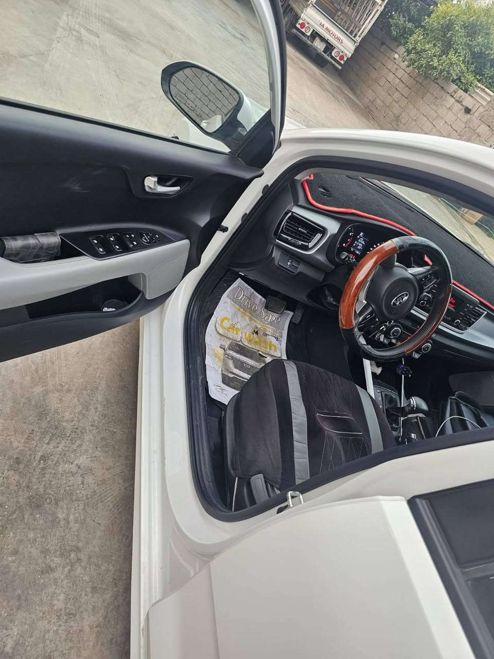 كيا ريو موديل 20 وارد خليجي ماشيه 71 بيها طخه بسيطه من جهة الراكب وبالجنطه مثل ما موضح بالصور ما معدلها 
السعر 120 وبيها مجال ***********
