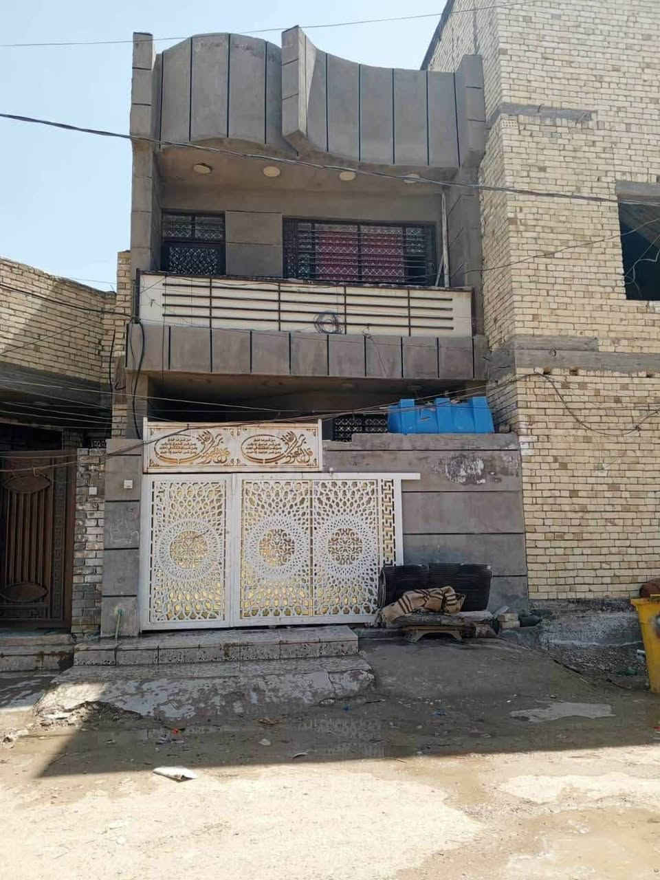 السلام عليكم مرخصه الادمن دار للبيع الدوره منطقه حي الحسن المساحه 100 متر الاتصال على هذا الرقم *********** طابو ملك صرف
