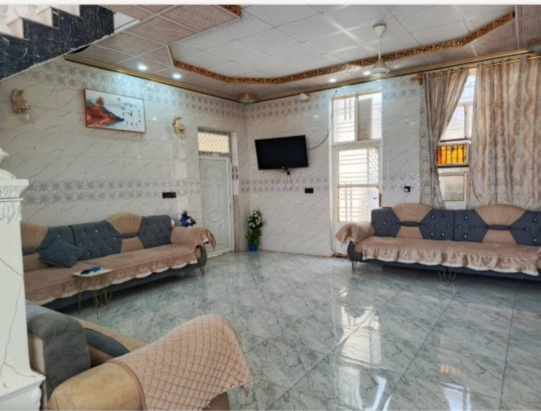 البيت عل شارع بغداد مقابل حي الزهراء جهة الدخول إلى كربلاء عمود ٥٢ يبعد عن الشارع العام ٨٠٠ متر تقريبا تبليط يوصل الباب البيت بحي التركمان البيت طابو بستنه سند ٢٥ إقرار محكمة واجهة البيت ٢١ والنزال ١٤ خدمات كاملة البيت يتكون من مضيف معزول بوحده هوه و الطارمه مالته مساحة الطارمه ٥ في ١٤  ومغاسله وبابه معزول وحده يستخدم لزوار مساحة المضيف ٥٠ متر ٥ في ١٠ البيت هم بابه يفتح عل الشارع يتكون من ٣ غرف نوم كل غرفه مساحتها ٢٠ متر ٥ في ٤ ومطبخ ٥ في ٤ وصاله ٧ في ٨ و فوك غرفة نوم ٥ في ٤ و صاله ٥ في ٥ البيت مابيه اي نقص بس لبخ الواجهيه الإتصال على *********** او على ***********
