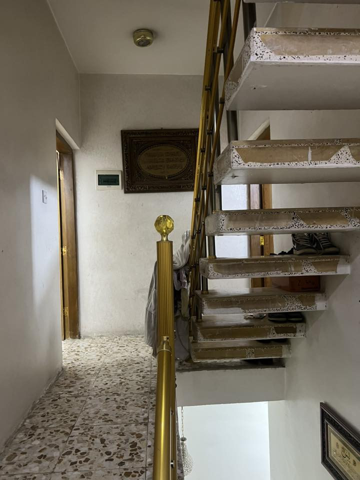 السلام عليكم 
بيت طابو صرف باسمي للبيع مساحة 50 م واجهة 5م نزال 10 ثلاث طوابق
يتكون البيت من مدخلين وثلاث غرف نوم وصالة ومطبخ وصحيات عدد 2 
الطابق الارضي صالة وخدمات ومطبخ وترك 
الطابق الثاني غرفتين نوم وخدمات صحية 
الطابق الثالث غرفة نوم وسطح 
العنوان الامين الثانية شهداء النفط قرب ماركت كرار الوائلي  الشارع الخلف اسواق عصام الشمري للتواصل 
***********
