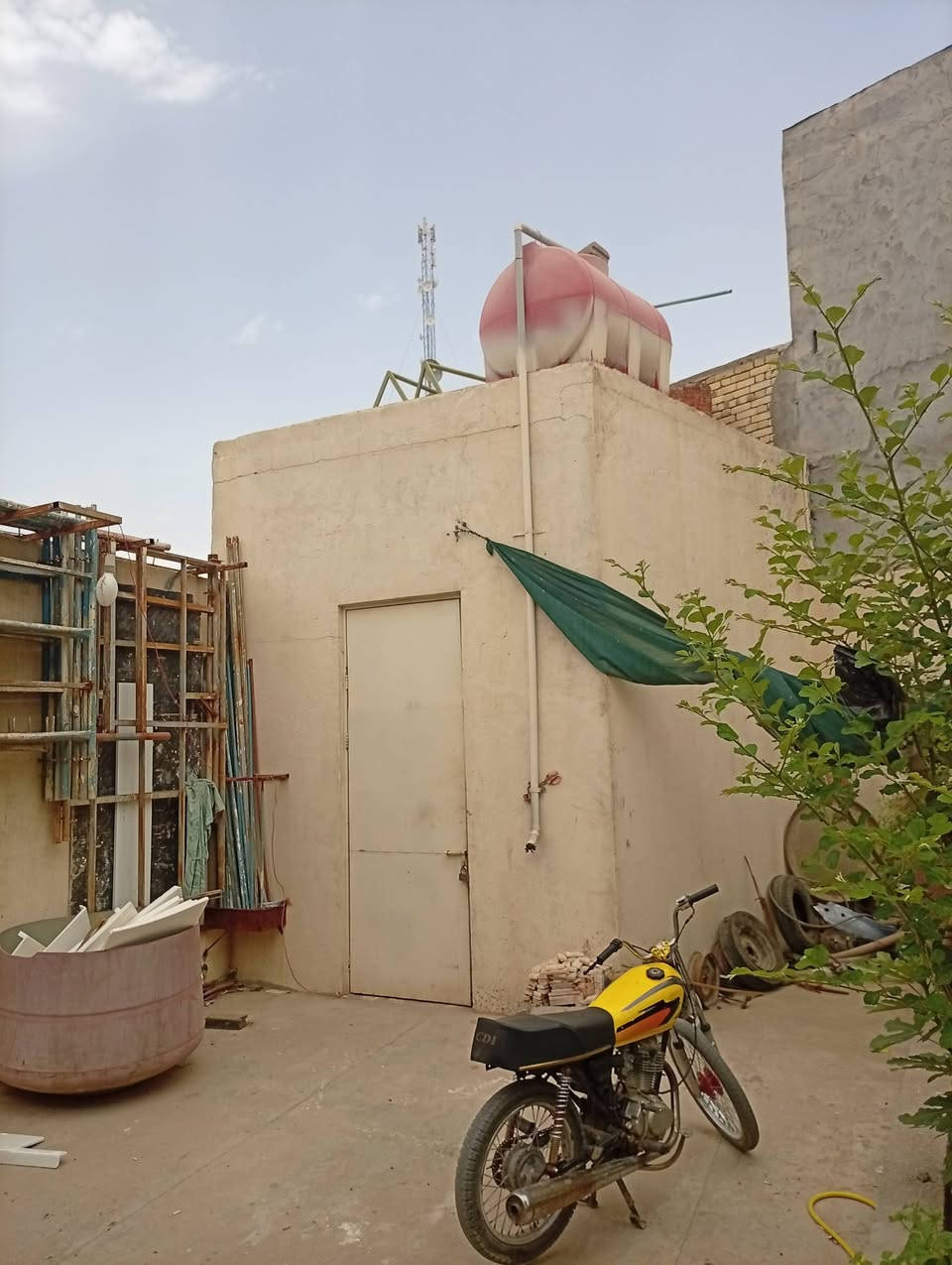 سلام عليكم بيت مساحته 300 متر طابو زاعي أصولي بسمي البيت
يحتوي 3 غرف 
او صالتين 
3 صحيات
حديقتين 
خلفيه او اماميه او كراج او مخزن 
العنوان ابو الخصيب مجيبره مقابيل اسواق حجي شنان رقم الهاتف *********** يبعد عن الشارع السايدين ابو الخصيب 100 متر

