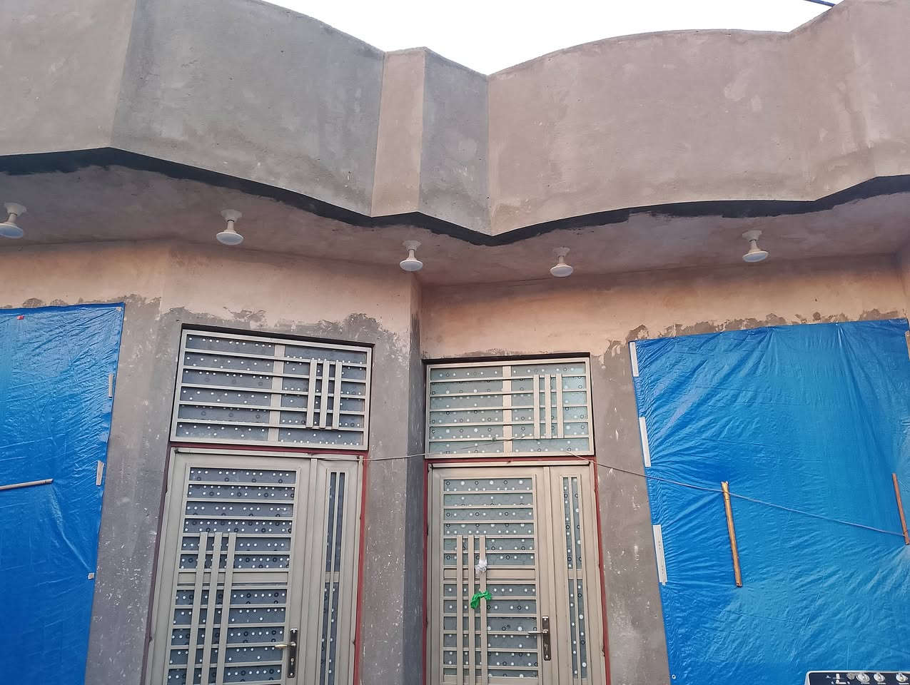 بيت مساحه 170 طابوق صف كونكريت في الاسكان الصناعي دور سيد حمزه النزله الرابعه يحتوي على غرفتين وصاله وديوانيه ومطبخ وصحيات داخليه وخارجيه نواقص البيت الديوانيه عوزها بياض والسيراميك والبيت سيراميك كله ارضي الشراي فقط يتصل واتساب ***********
