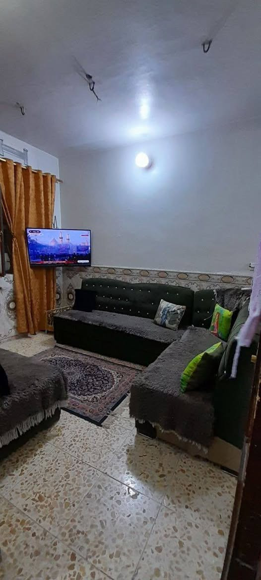 السلام عليكم بيت للبيع 50 متر الخطيب الزراعي طابقين ونص الطابق الثاني غرفتين والطابق الأول هول وغرفة ومطبخ وصحيات فوك وجوة للإستفسار الاتصال *********** سعر 85وبي مجال
