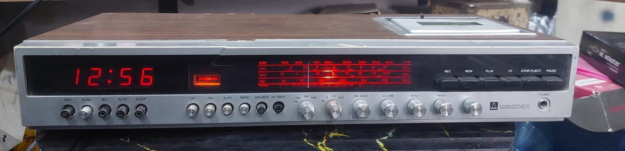 📻 إعلان بيع: جهاز Wagner كلاسيكي (راديو + كاسيت + ساعة)
​الوصف:
للبيع جهاز Wagner أصلي، ياباني قطعة نادرة لهواة الأنتيك والزمن الجميل. يتميز بتصميم خارجي أنيق يجمع بين الخشب والمعدن، مع إضاءة حمراء كلاسيكية للساعة والترددات.
​المواصفات والمميزات:
• ​راديو متعدد الموجات: يدعم موجات (FM / MW / SW1 / SW2) مع مؤشر تردد مضيء.
• ​مشغل كاسيت: مدمج في الأعلى (Top Loading).
• ​ساعة رقمية: شاشة LED حمراء واضحة مع خاصية المنبه (Sleep/Auto).
• ​التحكم: أزرار ومفاتيح دوارة للتحكم في (الصوت، الباس، التريبل، والتوازن).
• ​المنافذ: مخرج سماعة رأس (Phones) في الواجهة الأمامية بدون سماعات 
***********   الاتصال 
السعر ٦٠ الف
