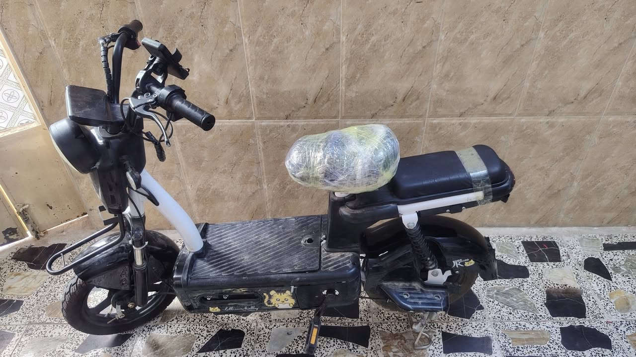 السلام عليكم دراجه شحن 4بطاريات سرعه 50 حقيقية كهربائيات شغاله سعر 120  عنواني بغداد الكماليه  ***********
