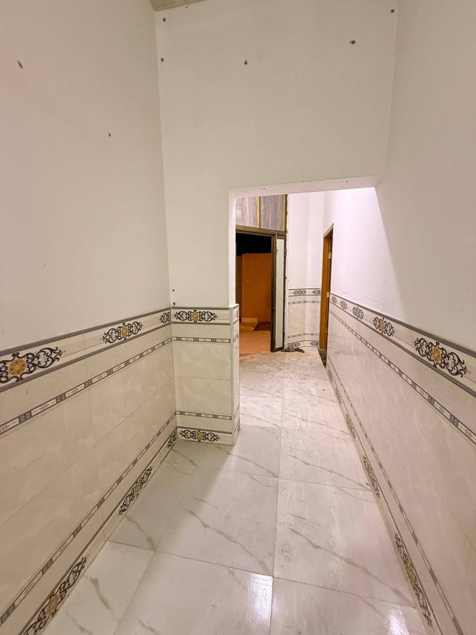 #سلام عليكم وسعد الله أوقاتكم ⁉️👋

#دار سكن للبيع طابقين 🏬 

#المساحه 200 متر بناء حديث 
فارغ و جاهز للسكن 

#يحتوي الطابق لأرضي على غرفتين نوم 
و ديوان و صالة و مناور 
و مطبخ و صحيات داخلي و خارجي 
و كراج سياره 
و حديقه 

#الطابق العلوي يحتوي على غرفتين نوم المجموع ٤ غرف 
و صاله و صحيات و صطح مال بيت 

طابو صرف زراعي بأسم عراقي سند ٢٥ اصولي 

#جميع الخدمات متوفره ثالث بيت عن شارع التبليط 
البيت على شارع 10 متر 
العنوان ببو الخصيب منطقه حي العسكري 
منطقه كلش مرتبه 
و هدوء

سعر البيت 135 و بي مجال 
للاستفسار
***********📞
