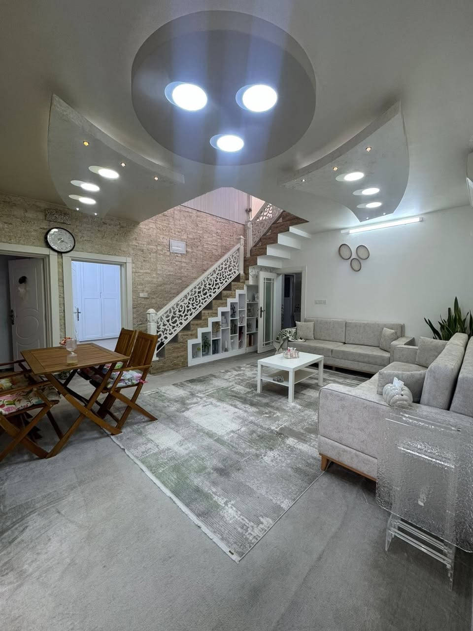 بيت للبيع في اينده ٢ 
السعر ١١ ونص
وباقي ٢ دفتر و٢٥
اقساط ٤٣٠ الف شهريا
مساحه٢١٦ متر
٥ غرف نوم
للمزيد من المعلومات والتفاصيل اتواصل ويا الارقام التالية 
***********
