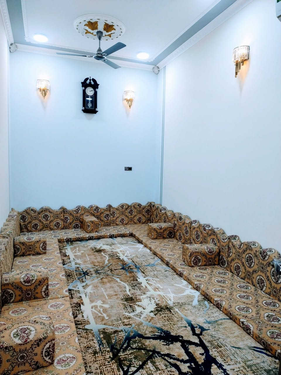 بيت في ناحيه العكيكه قرب مدرسة الافق الاهليه شارع الرئيسي المساحه 120 متر يحتوي على استقبال خارجي مطبخ  حار وبارد مع صاله  وغرفه الطابق الثاني غرفتين مع مغاسل كامله بناء جديد رقم صاحب العقار ***********
