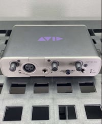 ستوديو متكامل للبيع وغراضه كلها اصليه الله شاهد ونضيفه جداً جداً حاسبة...