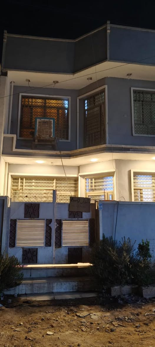 🏠 بيت للبيع - بغداد (100 متر)
المواصفات:
المساحة: 100 متر (خريطة بناء ممتازة).
زراعي سند 25 واجهة 7 نزال 15
الطابق الأرضي: استقبال + صالة + مطبخ + غرفة نوم (4×4) + صحيات (داخلية وخارجية).
الطابق الثاني: 3 غرف نوم  + صحيات.
✅ المميزات:
مجموع الغرف: 4 غرف نوم.
استغلال مثالي للمساحة، جاهز للسكن، كامل الخدمات.
📍 الموقع: (بغداد ـ الراشدية ـ حي ذو الفقار)
📞 للتواصل: (***********)
       واتساب : (***********)
