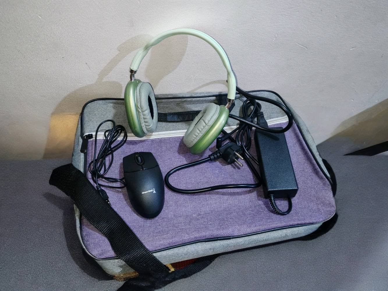 Hp zbook 15 g8 
جهاز نظيف جدا جدا
مستعمل يومين فقط وبعدها تم تخزينه دون اي استعمال
المواصفات :
شاشة 15.6inch FHD
التخزين 512gb ssd سريعة وسلسة
الرام 16gb تكفي لجميع المهام
المعالج core i7 الجيل 11🔥 معالج حديث للاستعمال العالي
كرت الشاشة 
1: كرت خارجي من نفيديا 4gb vram
2: كرت داخلي من أنتل inter iris x مع 8gb vram
دقة الشاشة عالية والوان واضحه جدا
البطارية ممتازة وبحالة سليمة
الجهاز نظيف ونظافته 99% 

الهدايا🎁 (الملحقات) : شاحن اللابتوب، ماوس كيبلي ممتاز، سماعة بلوتوث عالية الدقة، حقيبة كبيرة تحوي جميع الملحقات 

سبب البيع : احتياج للمال 

والسعر بيه مجال كبير للشراي 

المكان كركوك 

الرقم / ***********